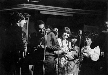 the grupo during the premiere of Tropic&aacute;lia